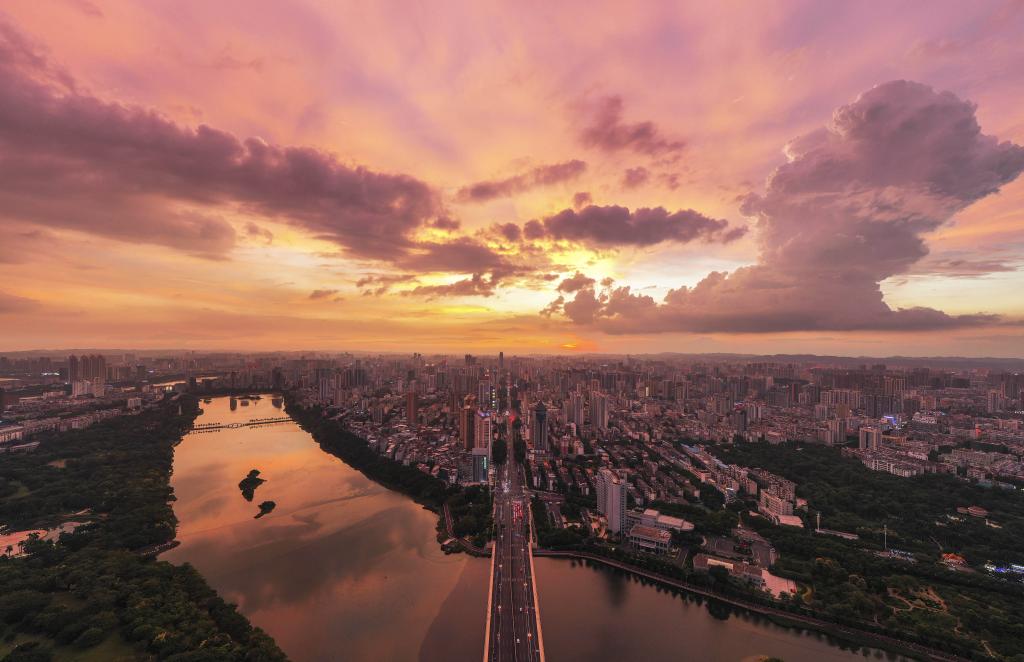 Vista aérea del resplandor del atardecer en Nanning, Guangxi