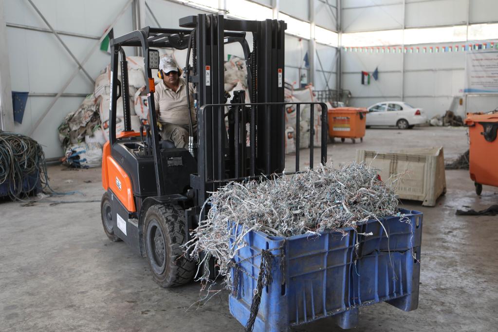 Fábrica palestina en aldea de Idhna recicla desechos electrónicos