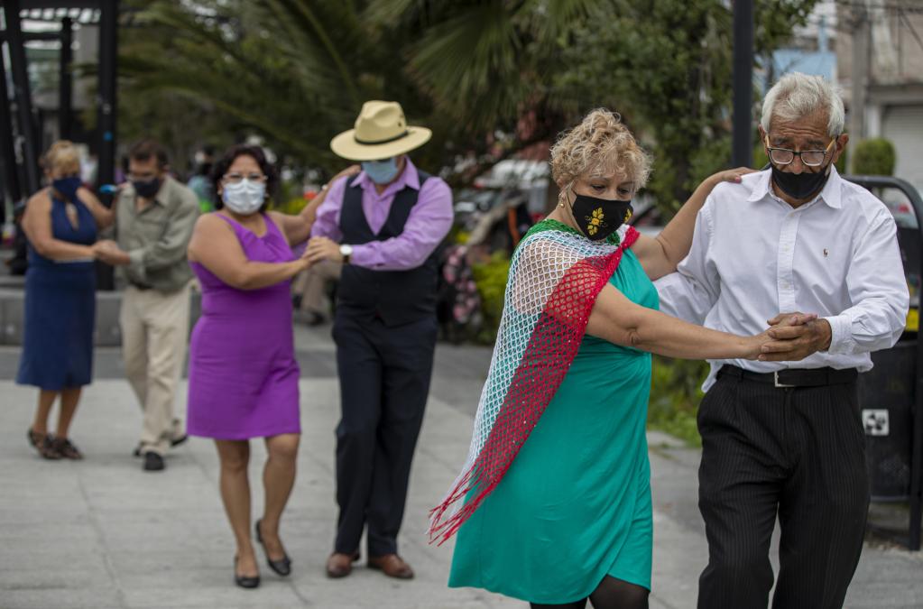 Personas toman clases de danzón en Nezahualcóyotl, México
