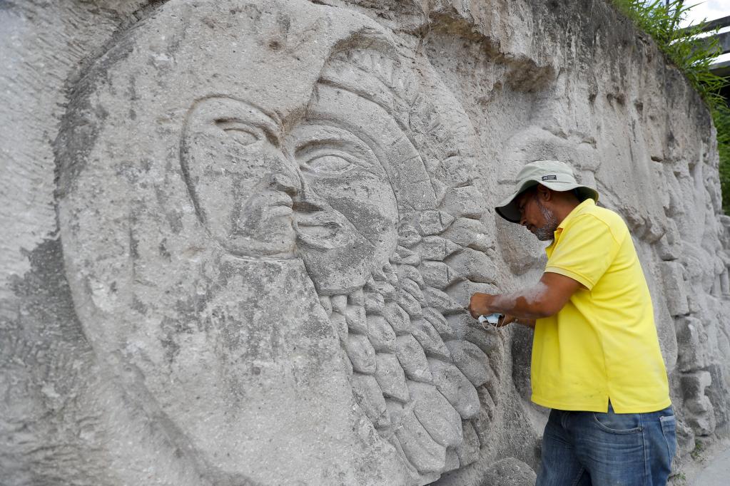 Escultor trabaja en obra realizada en piedra en Tegucigalpa, Honduras