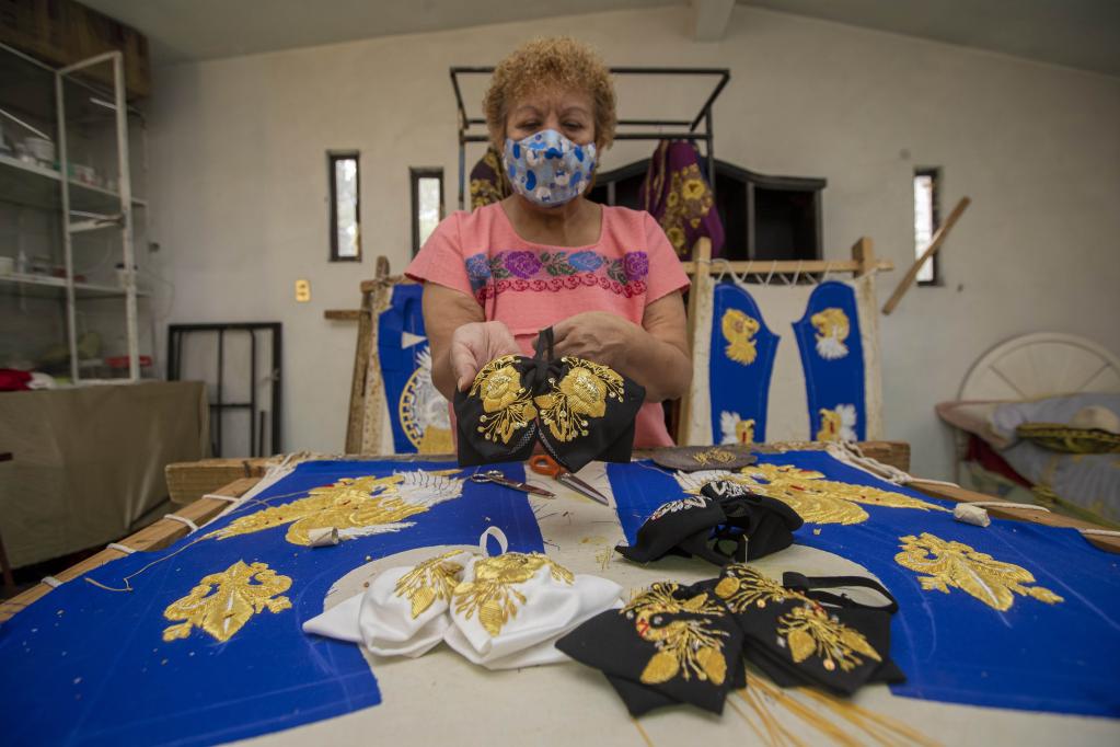 Mujer quien confecciona trajes de charro en la Ciudad de México