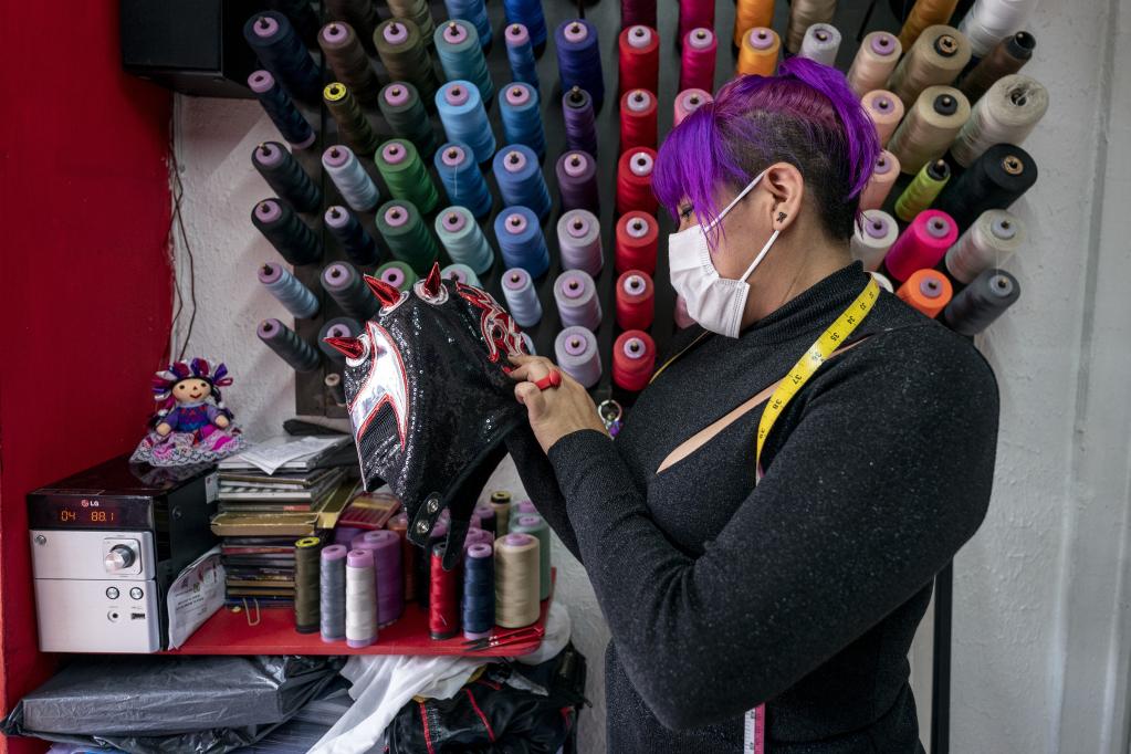 Diseñadora de modas confecciona máscaras de lucha libre en la Ciudad de México