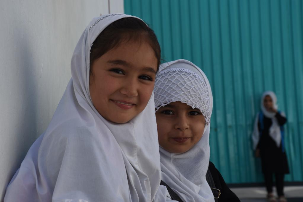 Niñas afganas asisten a clase en Mazar-i-Sharif