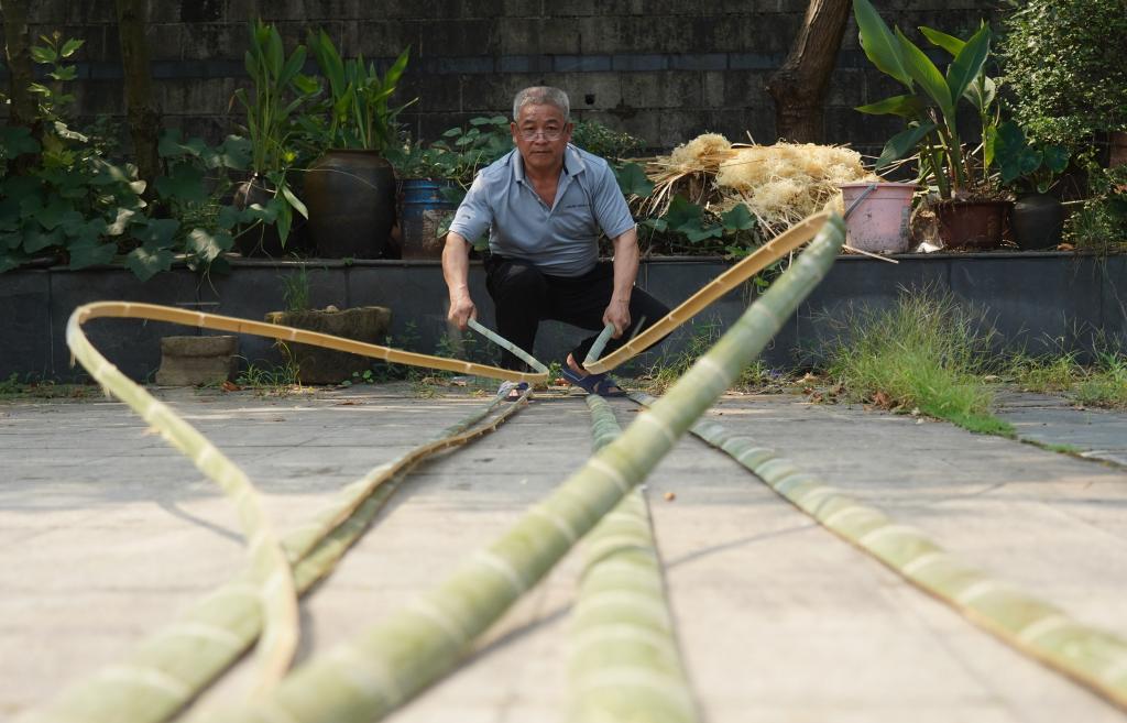 Jiangxi: Li Nian'gen, heredero de quinta generación de técnicas de tejido de bambú en poblado de Dongcun