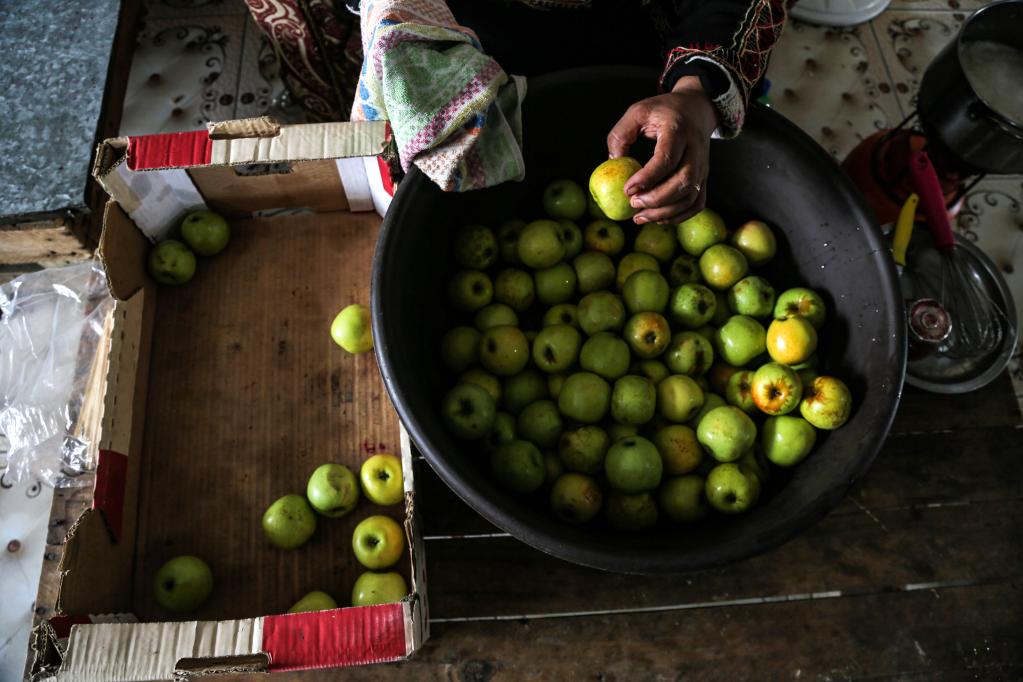 Palestinos elaboran manzanas de caramelo