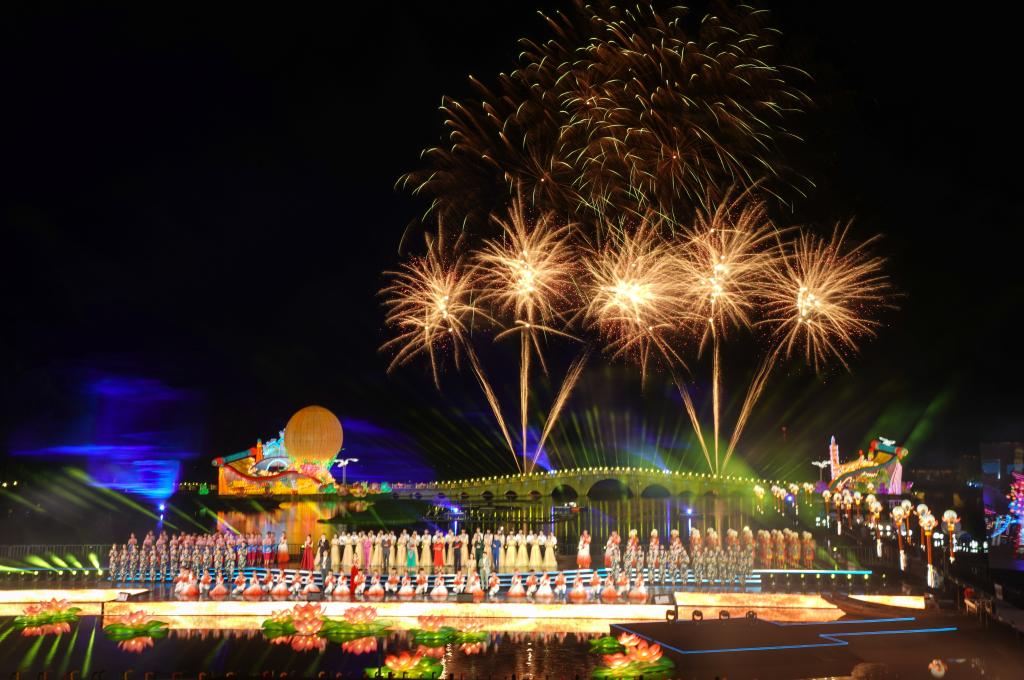 Feria de linternas celebrando Festival de Medio Otoño en Kunshan, Jiangsu