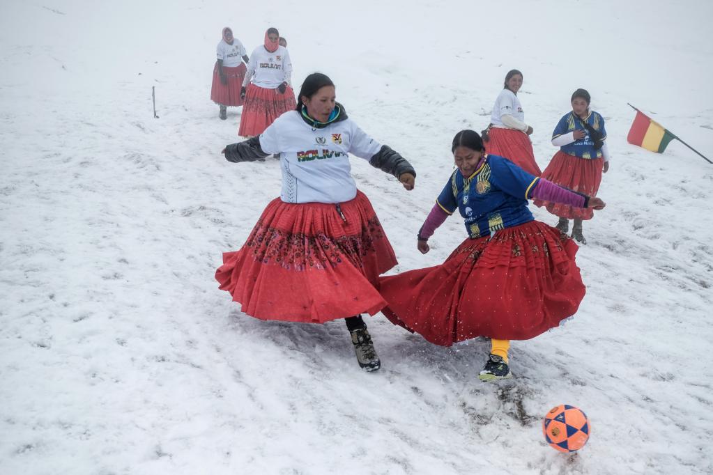 Bolivia: Escaladoras juegan partido de fútbol a 6.000 metros sobre nivel del mar