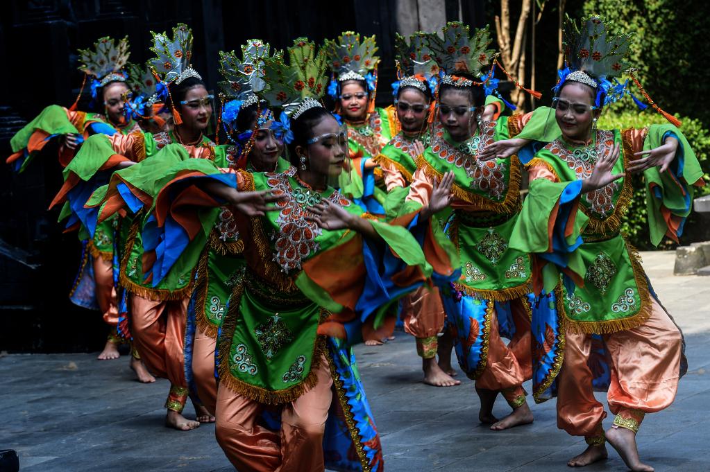 Presentación de danza tradicional en Tangerang del Sur, Indonesia
