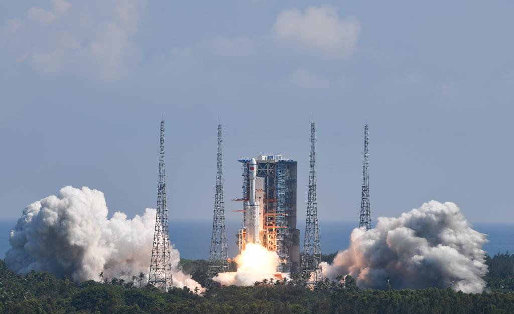 China lanza nave de carga para suministro de estación espacial