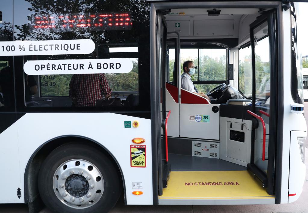 Autobús autónomo fabricado por CRRC Electric Vehicle de China durante su prueba en París
