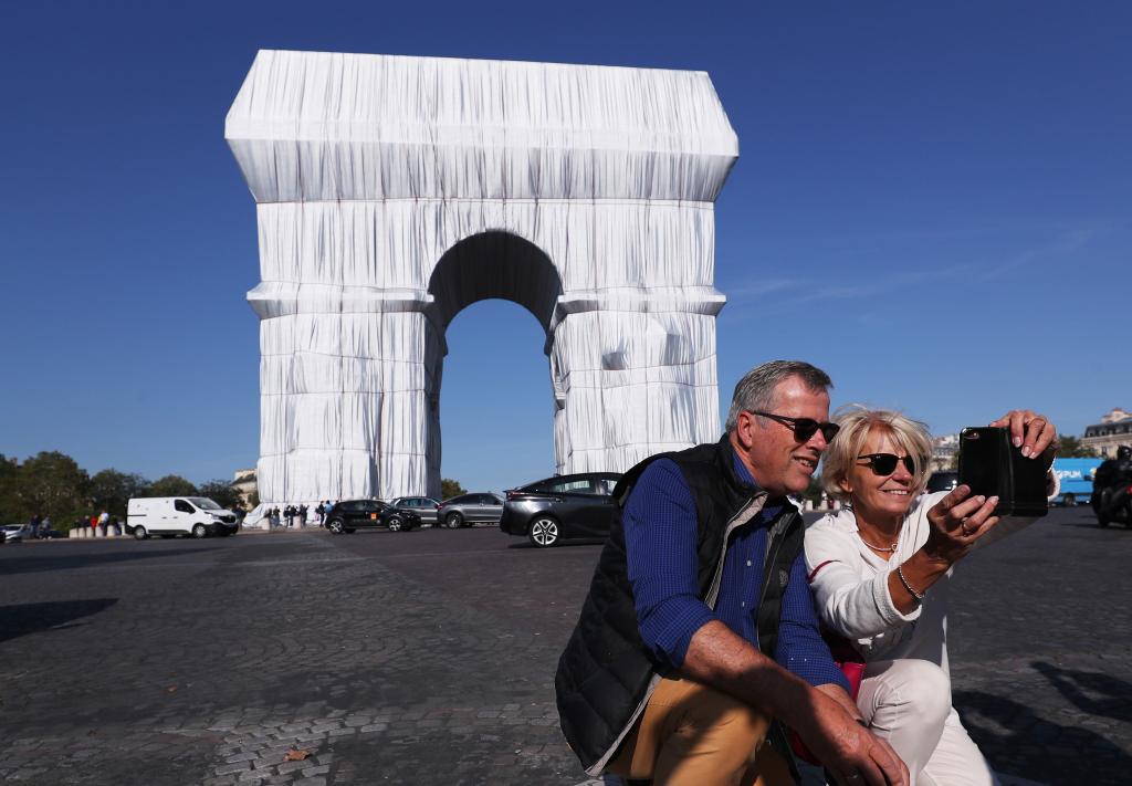 Arco del Triunfo envuelto en tela en París, Francia
