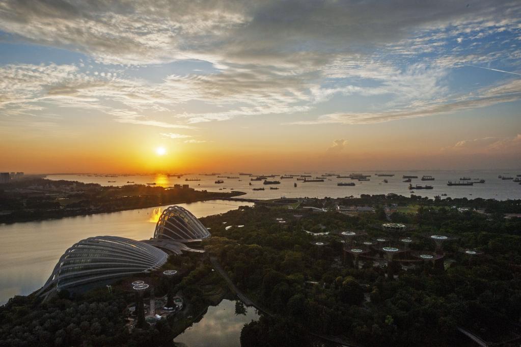 Sol se eleva sobre Estrecho de Singapur