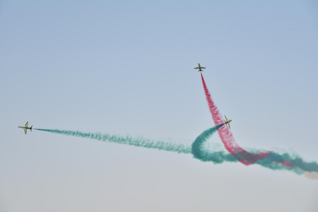 Miembros de equipo de acrobacias aéreas realizan acrobacias de vuelo súper bajo en Riad, Arabia Saudita