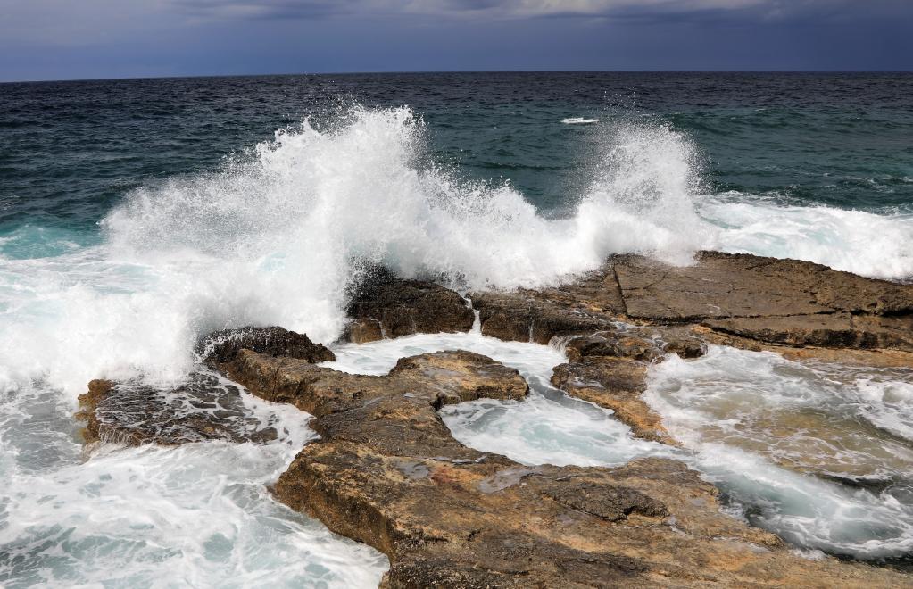 Imágenes de olas golpeando costa en Beirut, Líbano