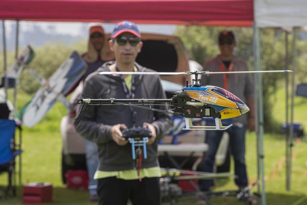 Aficionados al aeromodelismo vuelan helicópteros, aviones y drones de carreras por radiocontrol