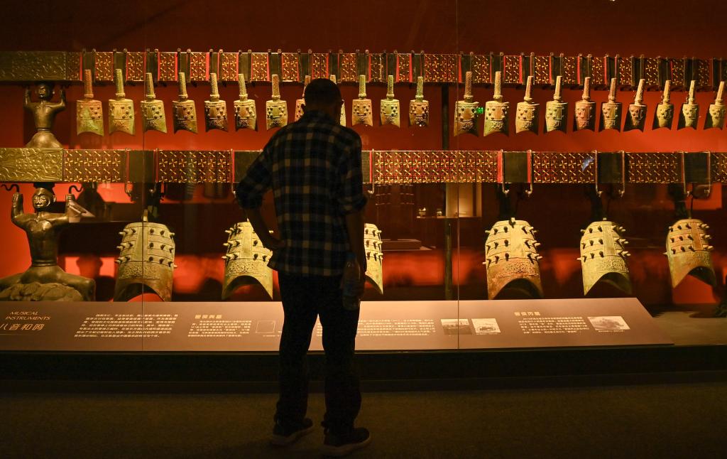 Exposición sobre civilizaciones de la Edad de Bronce a lo largo del río Yangtze en Museo de Sichuan