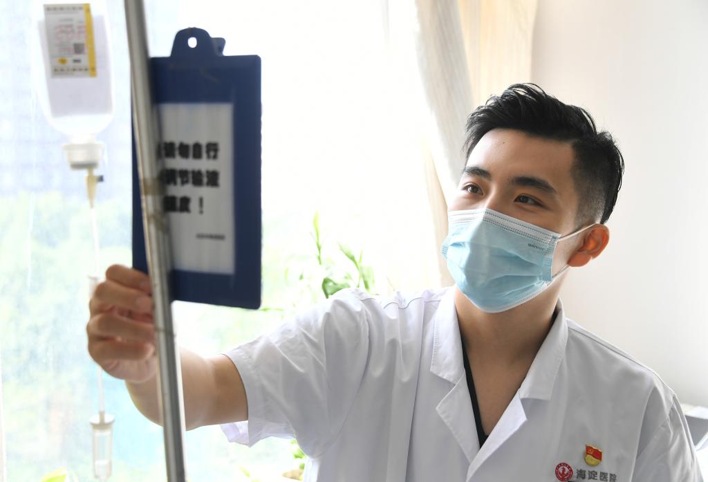 Trabajador médico ocupado como de costumbre durante vacaciones del Día Nacional
