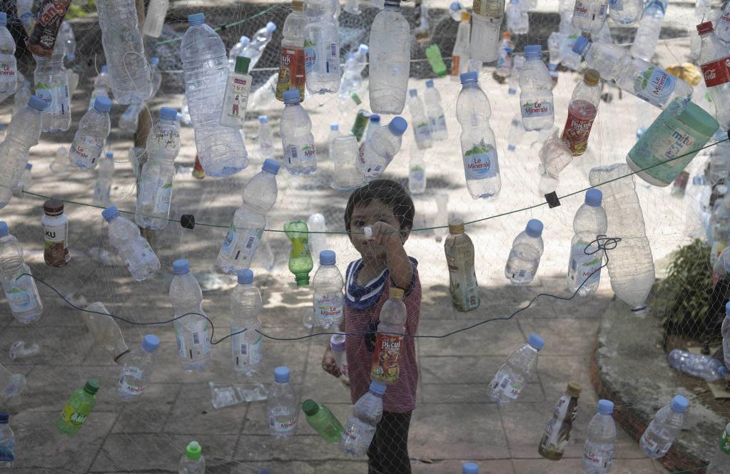 Indonesia: Instalación hecha con botellas de plástico durante Festival de Desechos Marinos