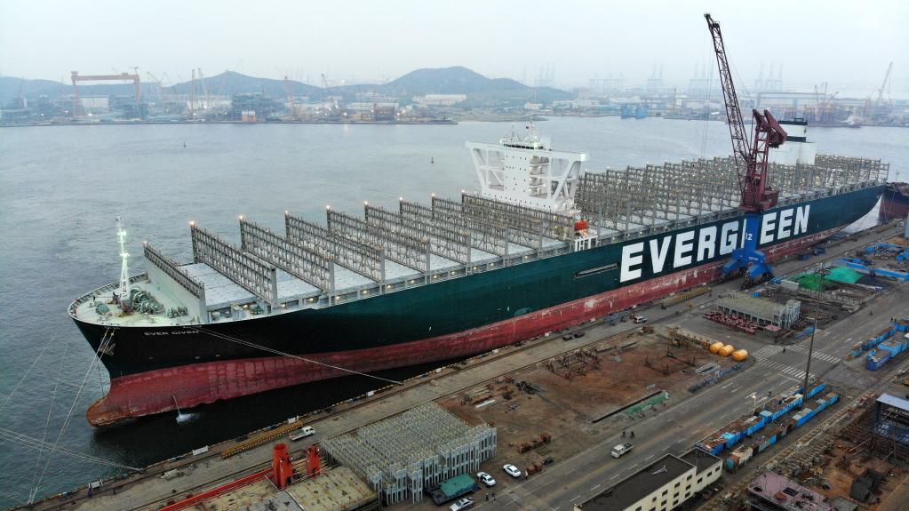 Buque de carga Ever Given llega a Qingdao para someterse a reparación