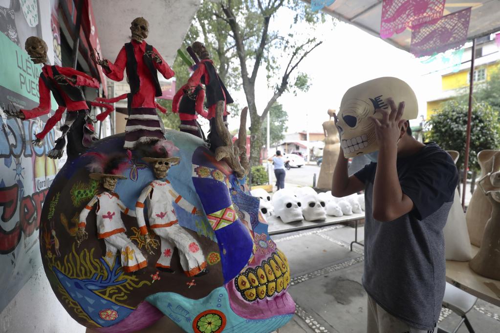 México: Adornos tradicionales de cartón con motivo del Día de Muertos