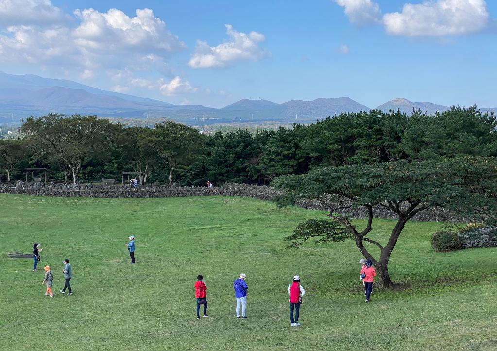 Turistas disfrutan su tiempo libre en Jeju, República de Corea