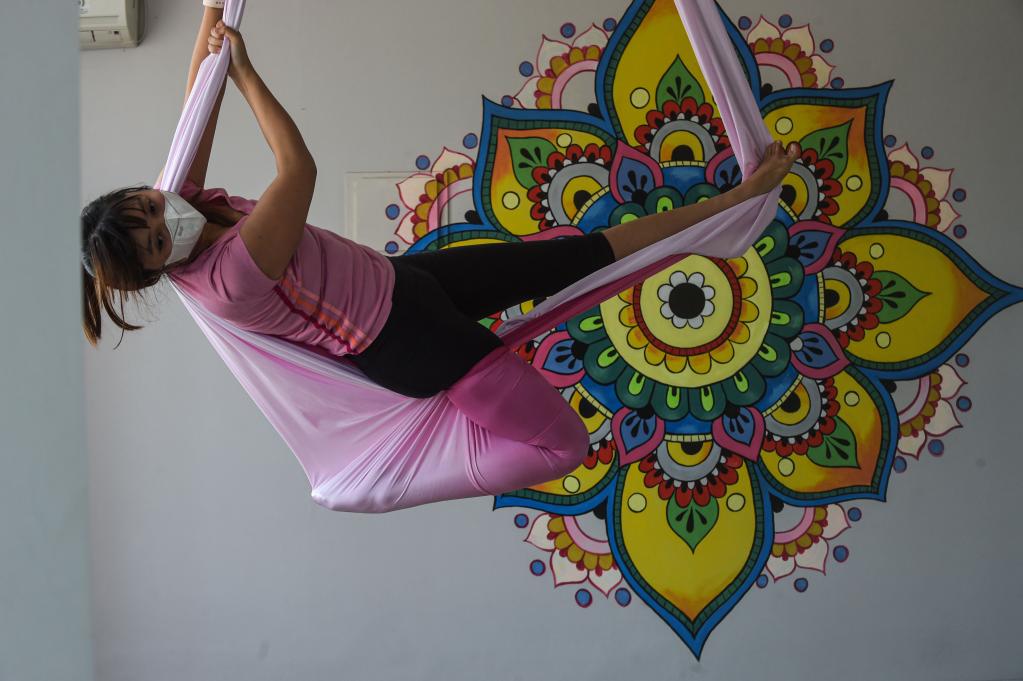 Clase de yoga aéreo en Serpong, Indonesia