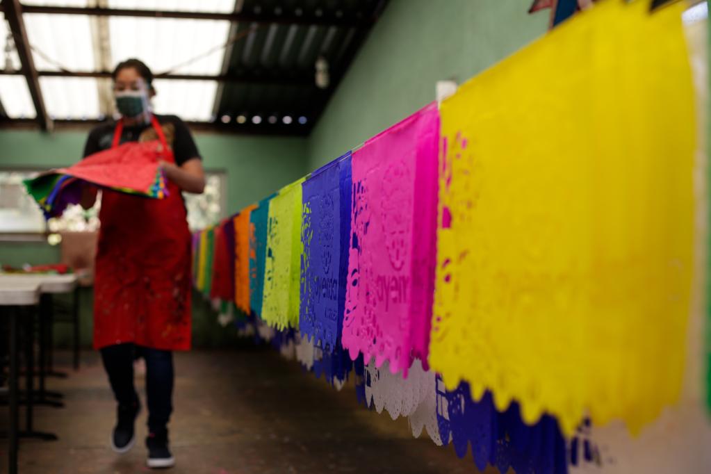 Papel picado, uno de los adornos tradicionales de las ofrendas de Día de los Muertos en México