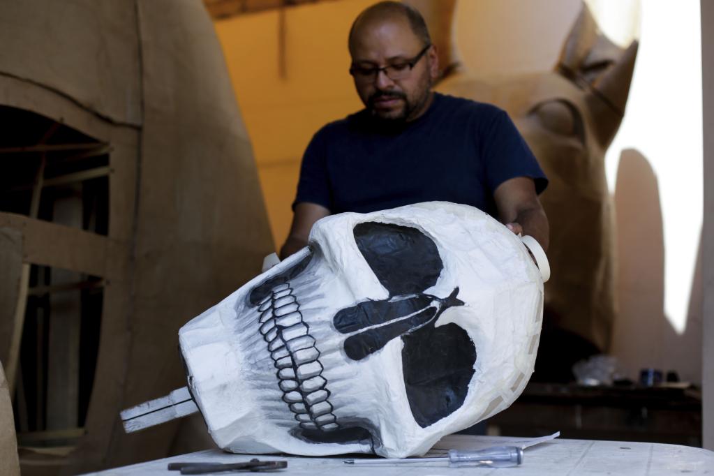 Integrante del colectivo Jaén Cartonería elabora cráneo de calavera monumental previo al festejo del Día de los Muertos