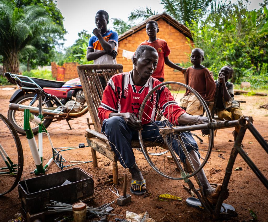 Hombres reparan bicicletas en Bangassou, República Centroafricana