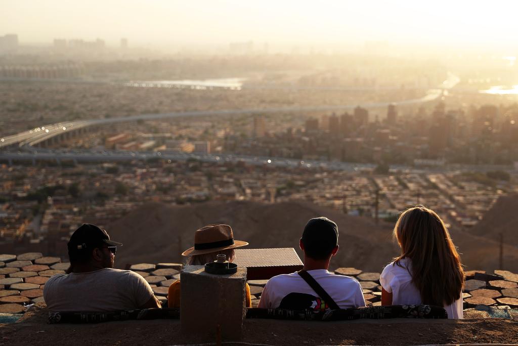 Personas disfrutan del paisaje del atardecer en El Cairo, Egipto