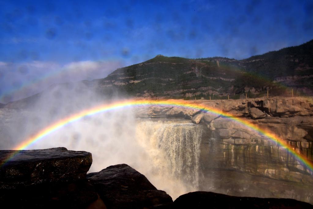 Shaanxi: Arcoíris sobre cascada de Hukou del río Amarillo