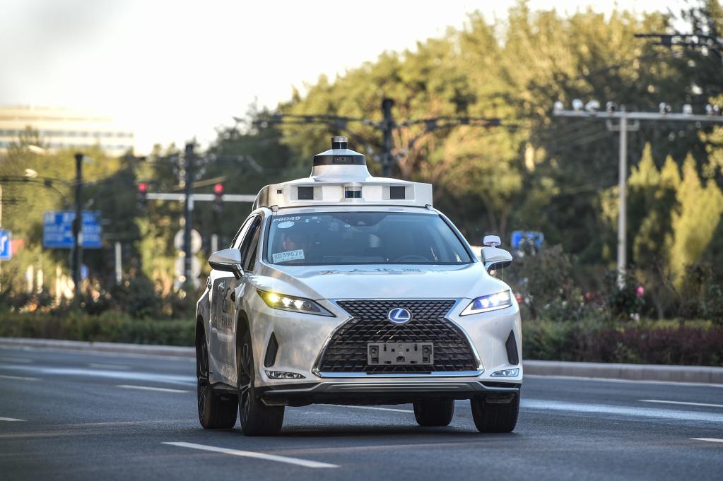 Vehículo autónomo realiza prueba sin conductor en una carretera en Beijing