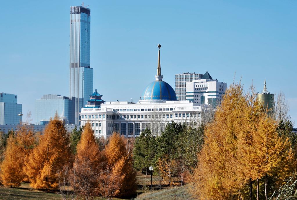 Paisaje otoñal en Nursultán, Kazajistán