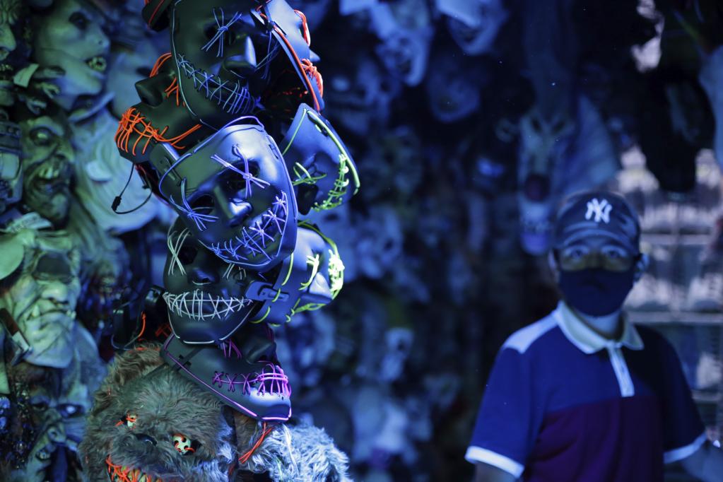 Máscaras a la venta previo a celebración de Halloween en la Ciudad de México