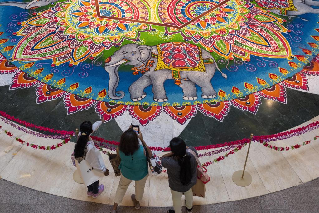 Malasia: Kolam, forma tradicional de arte elaborada para próximo festival Diwali
