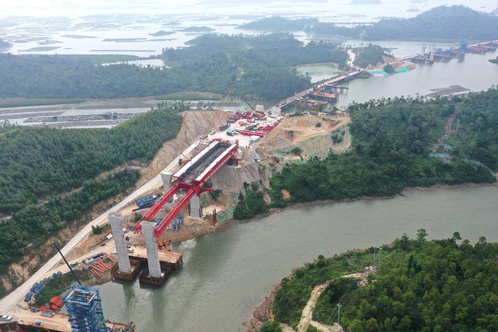 Construcción del Puente Longmen en Qinzhou, Guangxi