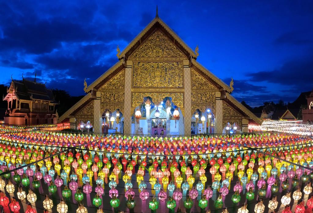 Provincia de Lamphun de Tailandia celebra gran festival de linternas