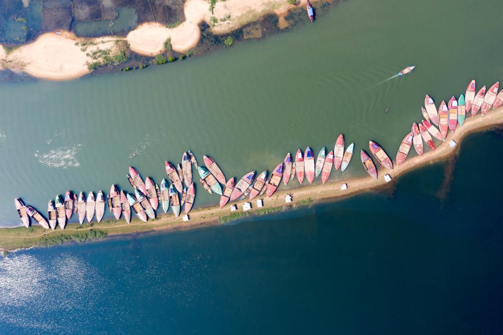 Vista aérea de barcos en río Jadukata en Sunamganj, Bangladesh
