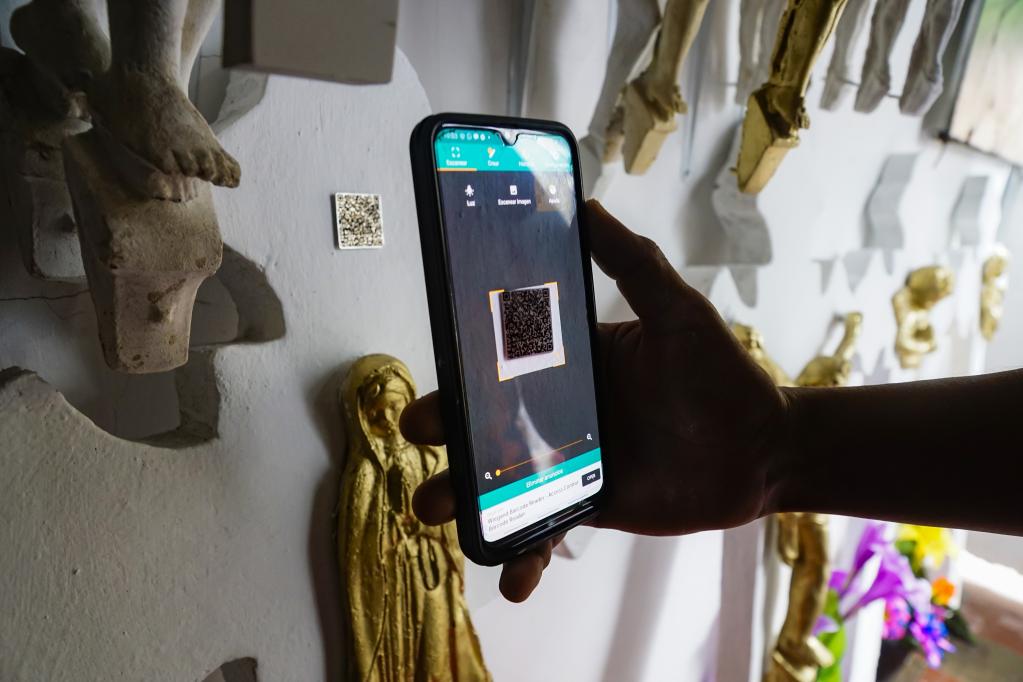 El Salvador: Lápidas y cruces con códigos QR que da acceso a fotografías y videos del difunto