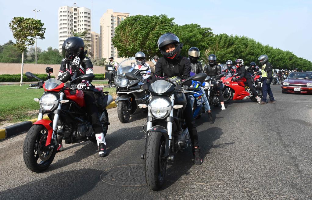 Motociclistas participan en marcha para crear conciencia sobre cáncer de mama en la Ciudad de Kuwait