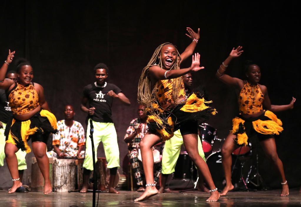 Espectáculo "acrobacia y danza" organizado por el Centro Cultural de Kenia en Nairobi