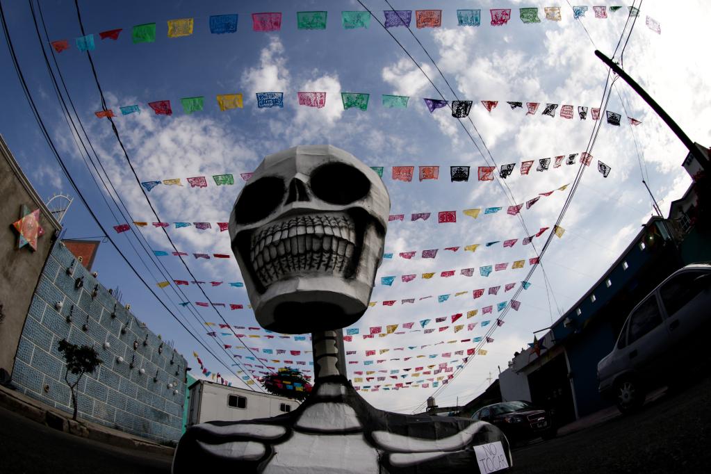 Familia Medina Jaén realiza personajes alusivos para la celebración de Día de Muertos