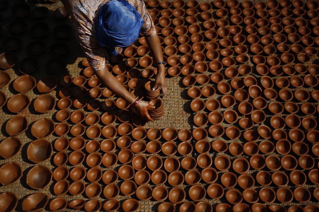 Personas preparan ollas de barro para el "Tihar" en Nepal