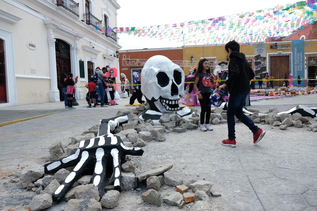 México: Imágenes de calavera y tapete monumental previo al festejo del Día de Muertos en Huamantla