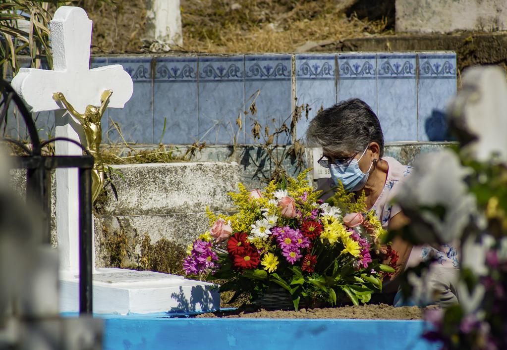 Personas visitan tumba previo a la conmemoración del Día de Muertos en el departamento de San Salvador, El Salvador