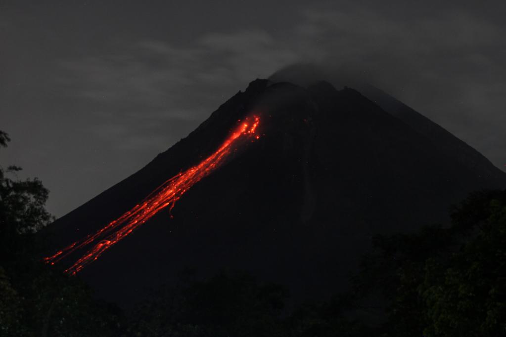 Indonesia: Material volcánico arrojado desde el monte Merapi