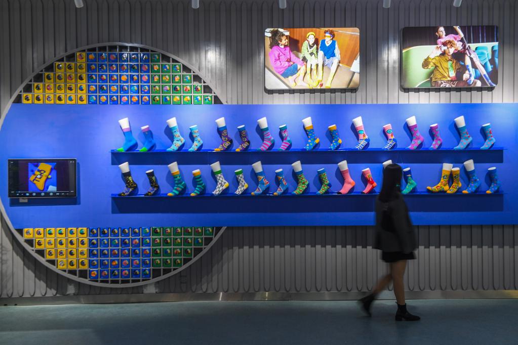 Zhejiang: Autoridades de Zhuji intensifican apoyo financiero diversificado para desarrollar industria de calcetines y promover modernización industrial