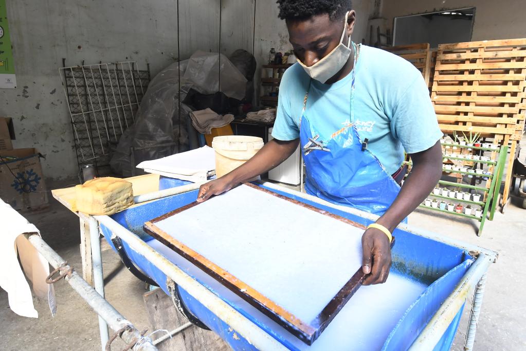 ESPECIAL: Emprendimiento privado impulsa producción de papel reciclado en Cuba