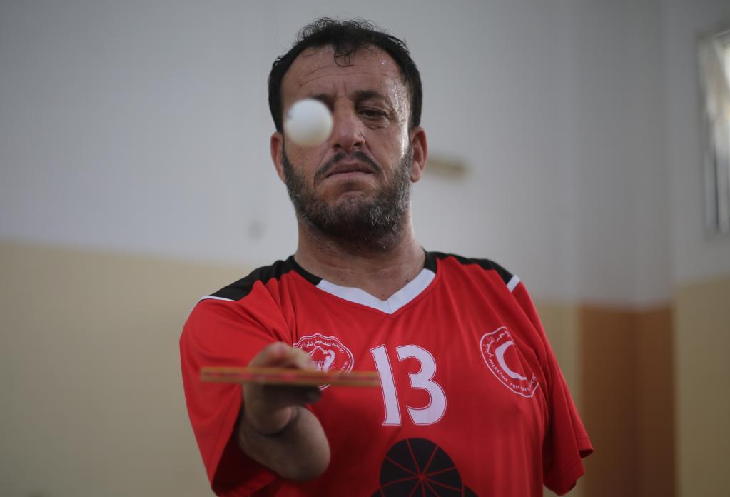 Palestino con discapacidad juega al tenis de mesa en la ciudad de Rafah