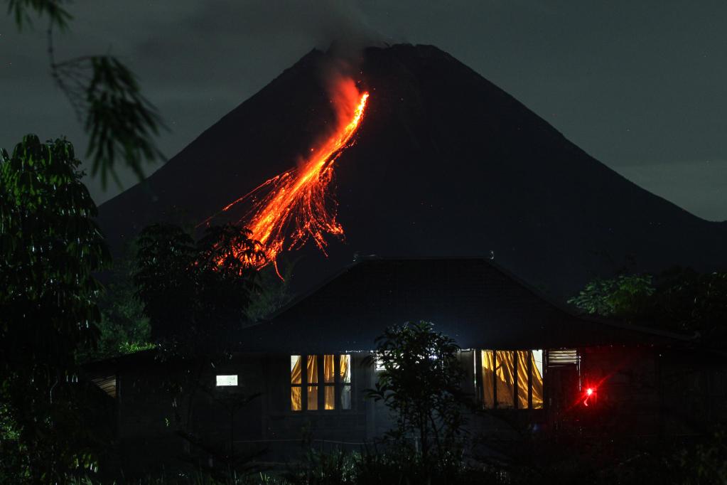 Indonesia: Material volcánico arrojado desde monte Merapi